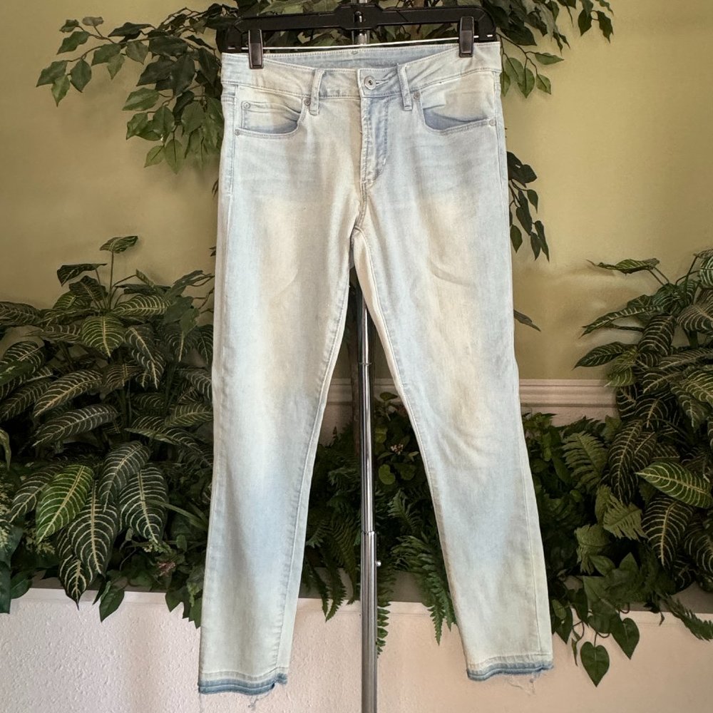 Light Wash Mid Rise Ankle Jeans